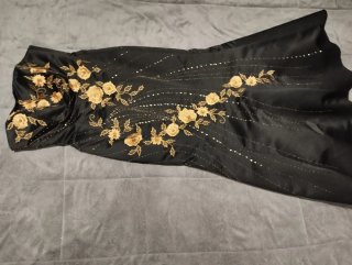Vestido largo negro con bordado dorado
