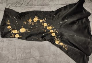 Vestido largo negro con bordado dorado