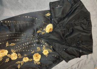 Vestido largo negro con bordado dorado
