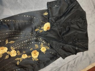 Vestido largo negro con bordado dorado
