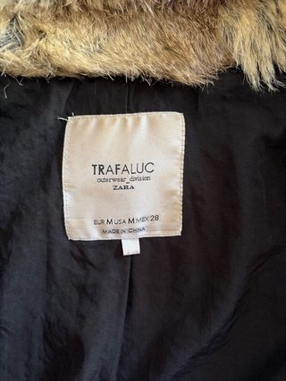 Abrigo pelo sintético marrón con capucha.