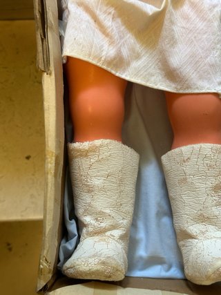 Bambola vintage con vestito bianco e stivali