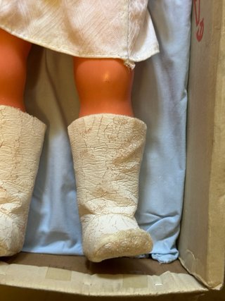 Bambola vintage con vestito bianco e stivali