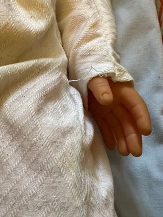 Bambola vintage con vestito bianco e stivali