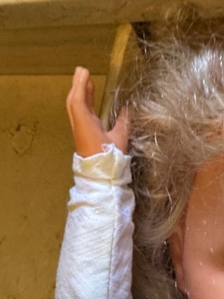 Bambola vintage con vestito bianco e stivali
