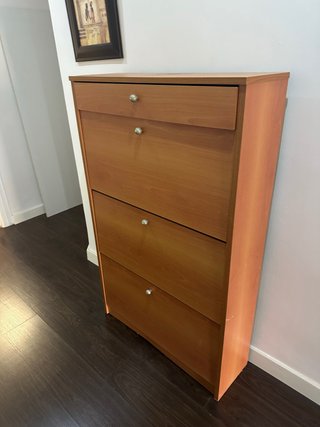 Zapatero de madera marrón
