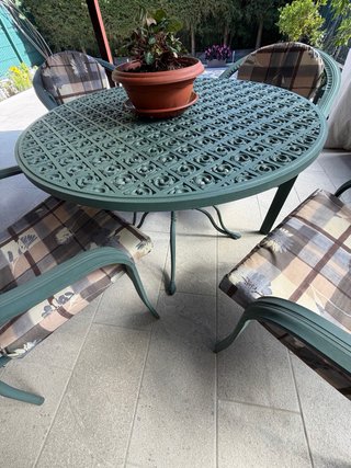 Conjunto mesa y 4 sillas exterior con cojines.