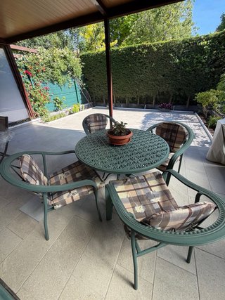 Conjunto mesa y 4 sillas exterior con cojines.