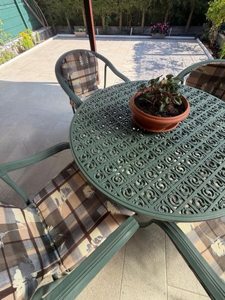 Conjunto mesa y 4 sillas exterior con cojines.