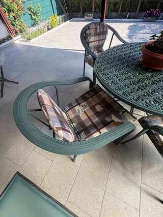 Conjunto mesa y 4 sillas exterior con cojines.