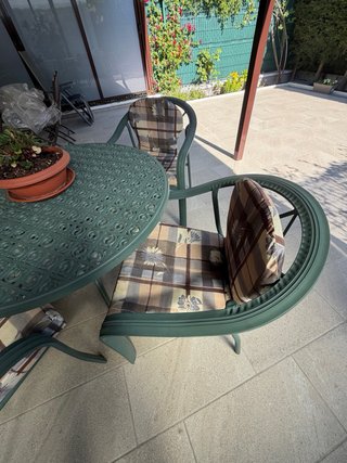 Conjunto mesa y 4 sillas exterior con cojines.