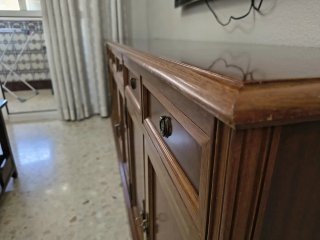 Aparador de madera con cajones y puertas