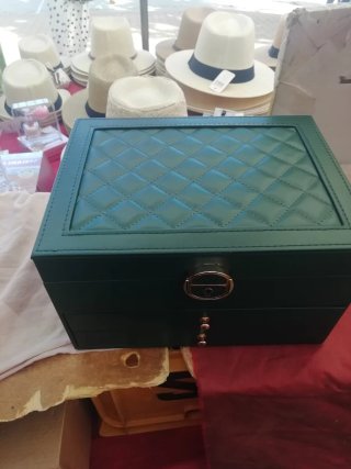 Joyero verde con compartimentos