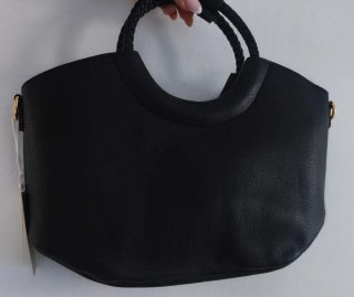 Bolso negro con asa trenzada