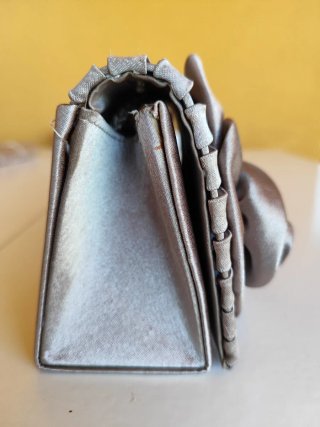 Bolso de fiesta plateado con flor