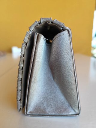 Bolso de fiesta plateado con flor