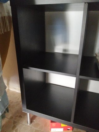 Estantería negra con patas