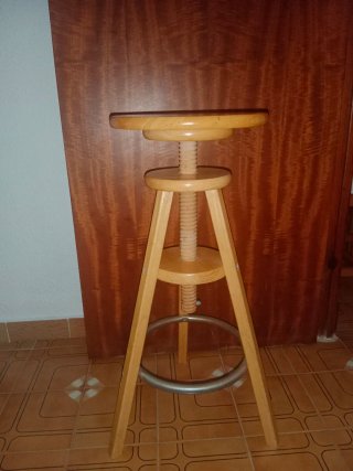 Taburete de madera y metal ajustable