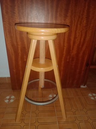 Taburete de madera y metal ajustable
