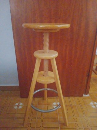 Taburete de madera y metal ajustable