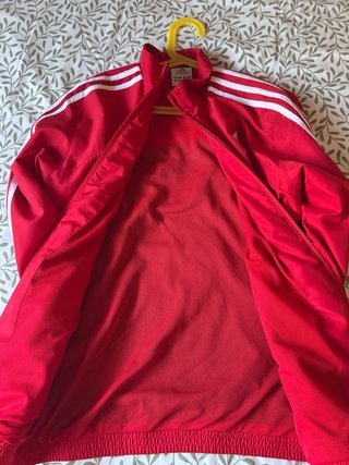 Chaqueta deportiva Adidas roja y negra