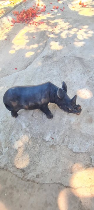 Figuras de madera: Rinoceronte e Hipopótamo