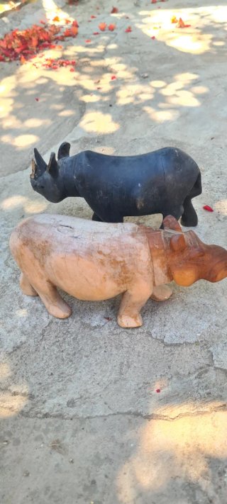 Figuras de madera: Rinoceronte e Hipopótamo