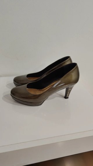 Zapatos de tacón dorados talla 37