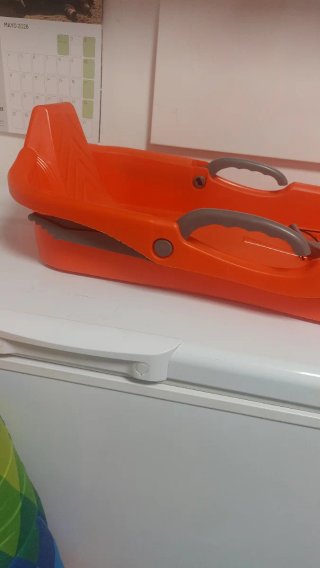 Trineo naranja para niño con cuerda