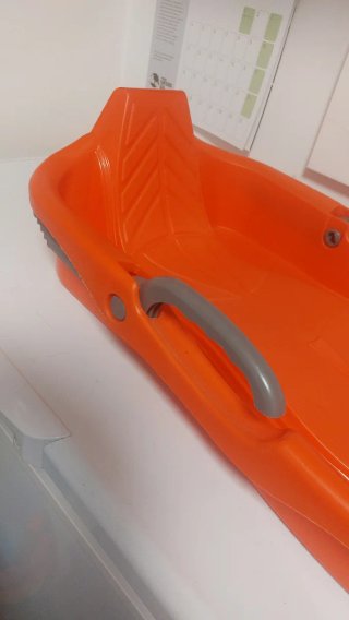 Trineo naranja para niño con cuerda