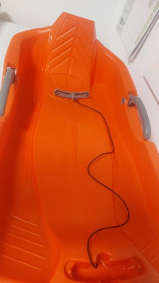 Trineo naranja para niño con cuerda