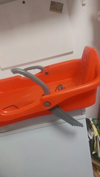 Trineo naranja para niño con cuerda