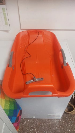 Trineo naranja para niño con cuerda