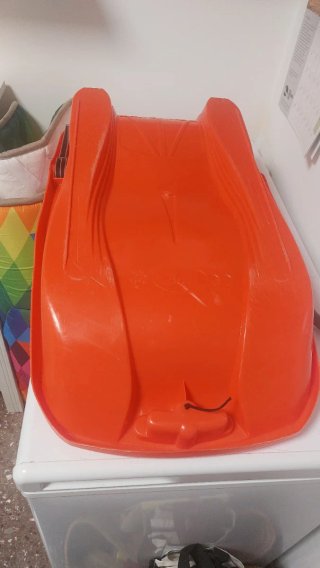 Trineo naranja para niño con cuerda