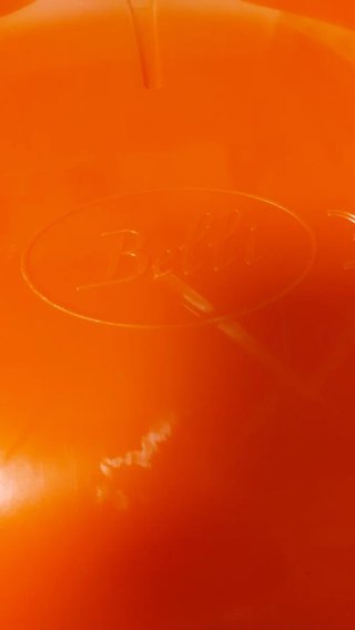 Trineo naranja para niño con cuerda