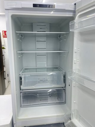 Nevera y lavadora blancas