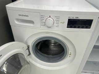 Nevera y lavadora blancas