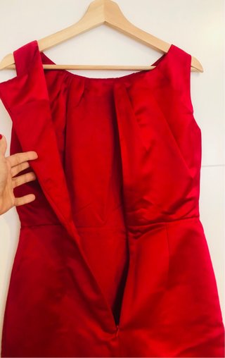 Vestido Pronovias Burdeos con chal