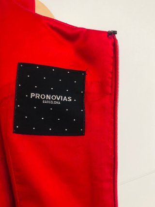 Vestido Pronovias Burdeos con chal