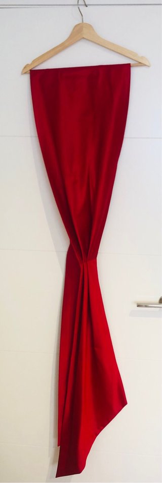 Vestido Pronovias Burdeos con chal