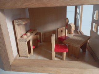 Casita de madera para muñecas 50x46x30 cm.