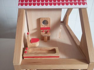 Casita de madera para muñecas 50x46x30 cm.
