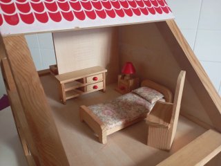 Casita de madera para muñecas 50x46x30 cm.