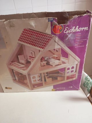 Casita de madera para muñecas 50x46x30 cm.