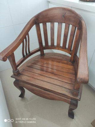 Sedia in legno di teak. Stile coloniale.