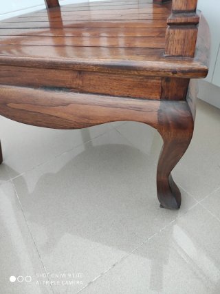 Sedia in legno di teak. Stile coloniale.