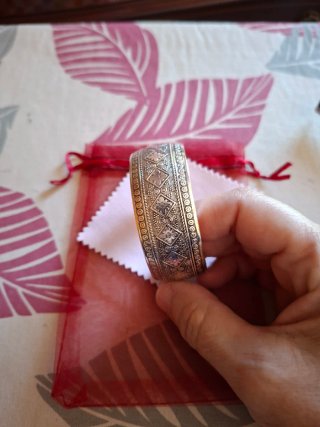 Pulsera plateada con diseño floral nueva