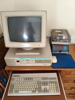 Ordenador Tandon 286 con pantalla y teclado