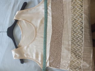 Blusa blanca con lentejuelas doradas