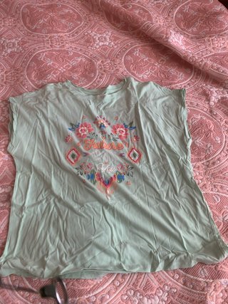 Camiseta verde con estampado floral